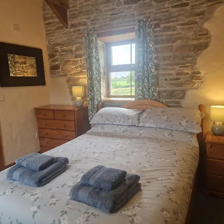 Robin Cottage Sleeps 2 Dog Friendly Cottage 40 Acres Of Grounds And Woodlands Fishing Lake Swimming Pool Llanboidy Exterior photo