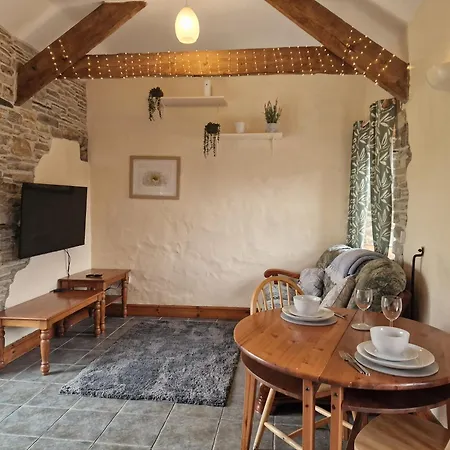 Robin Cottage Sleeps 2 Dog Friendly Cottage 40 Acres Of Grounds And Woodlands Fishing Lake Swimming Pool Llanboidy Exterior photo