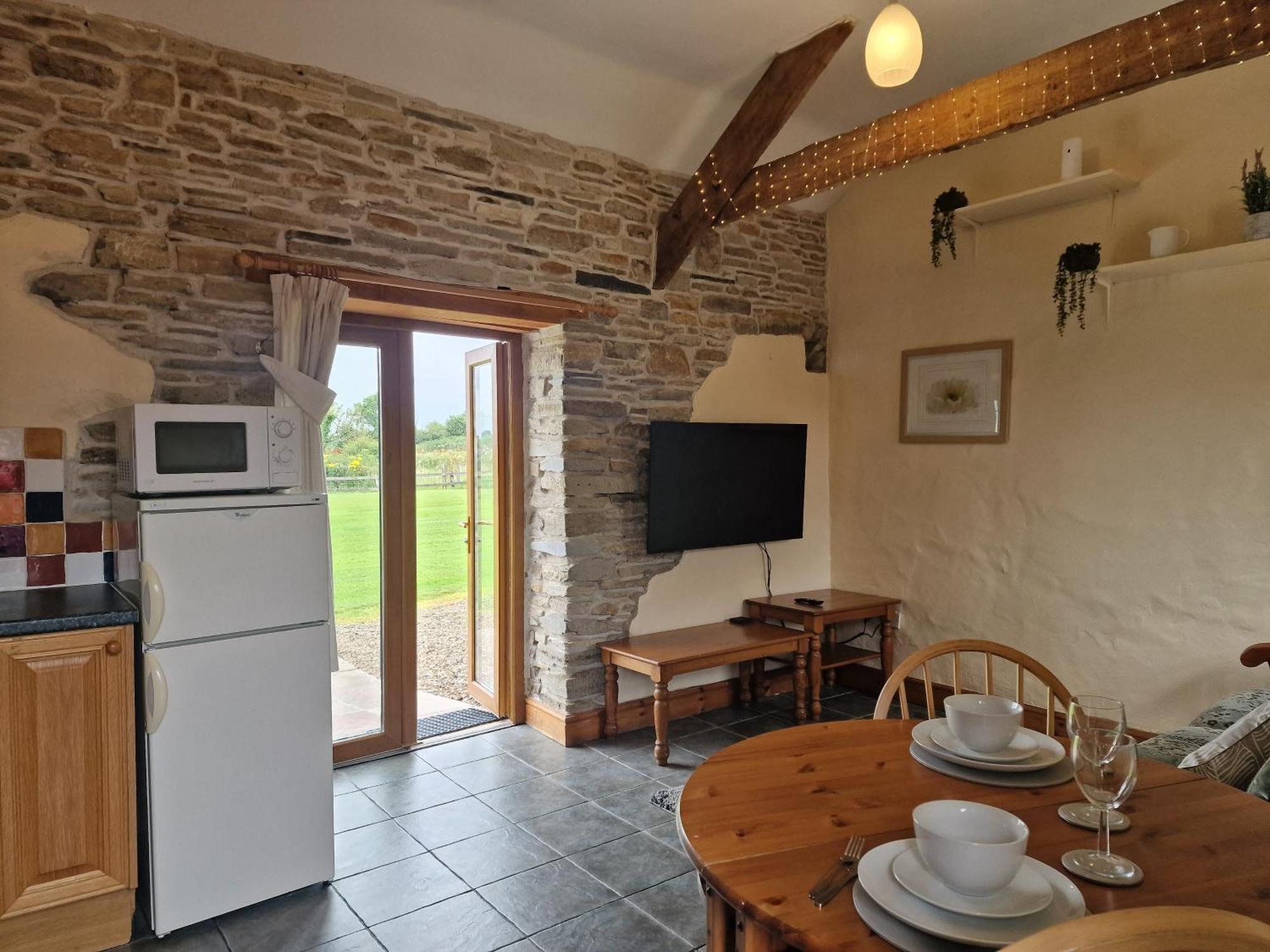 Robin Sleeps 2 Dog Friendly 40 Acres Of Grounds And Woodlands Fishing Swimming Pool