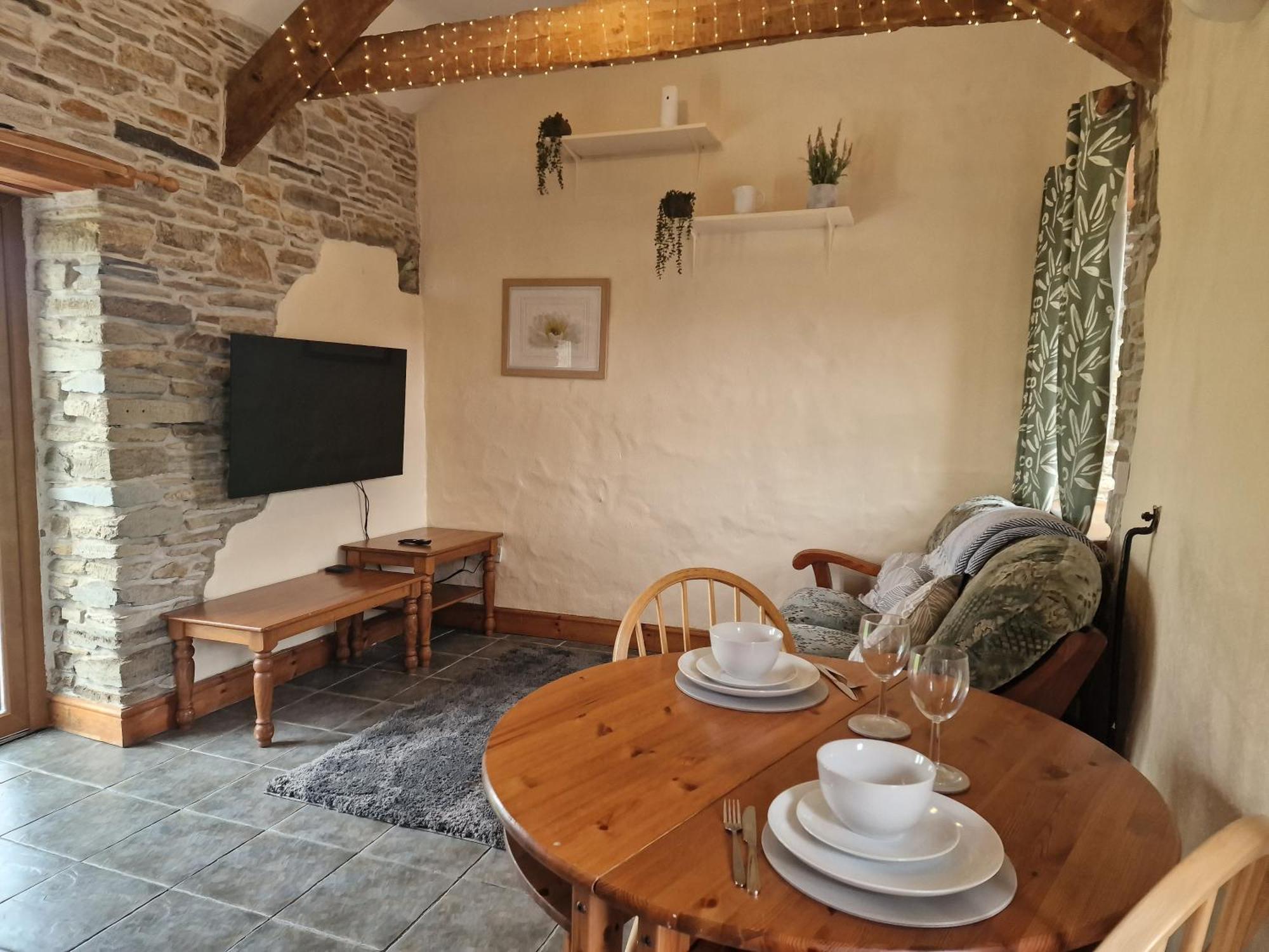 Robin Sleeps 2 Dog Friendly 40 Acres Of Grounds And Woodlands Fishing Swimming Pool Apartment *