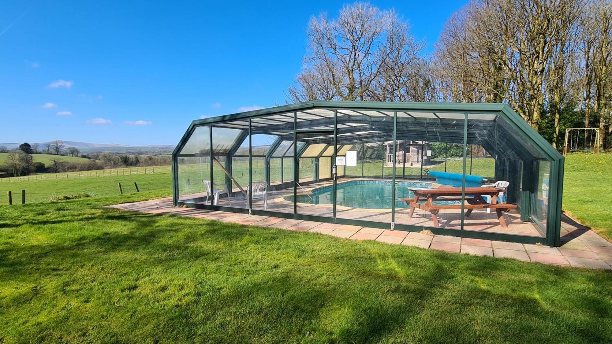 Robin Sleeps 2 Dog Friendly 40 Acres Of Grounds And Woodlands Fishing Swimming Pool Apartment Llanboidy