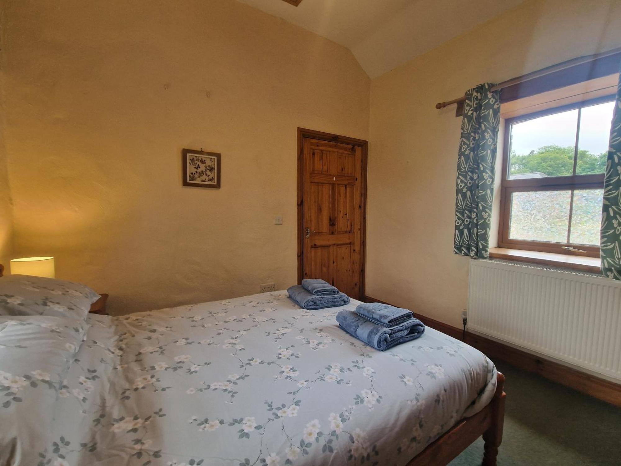 Robin Sleeps 2 Dog Friendly 40 Acres Of Grounds And Woodlands Fishing Swimming Pool Llanboidy