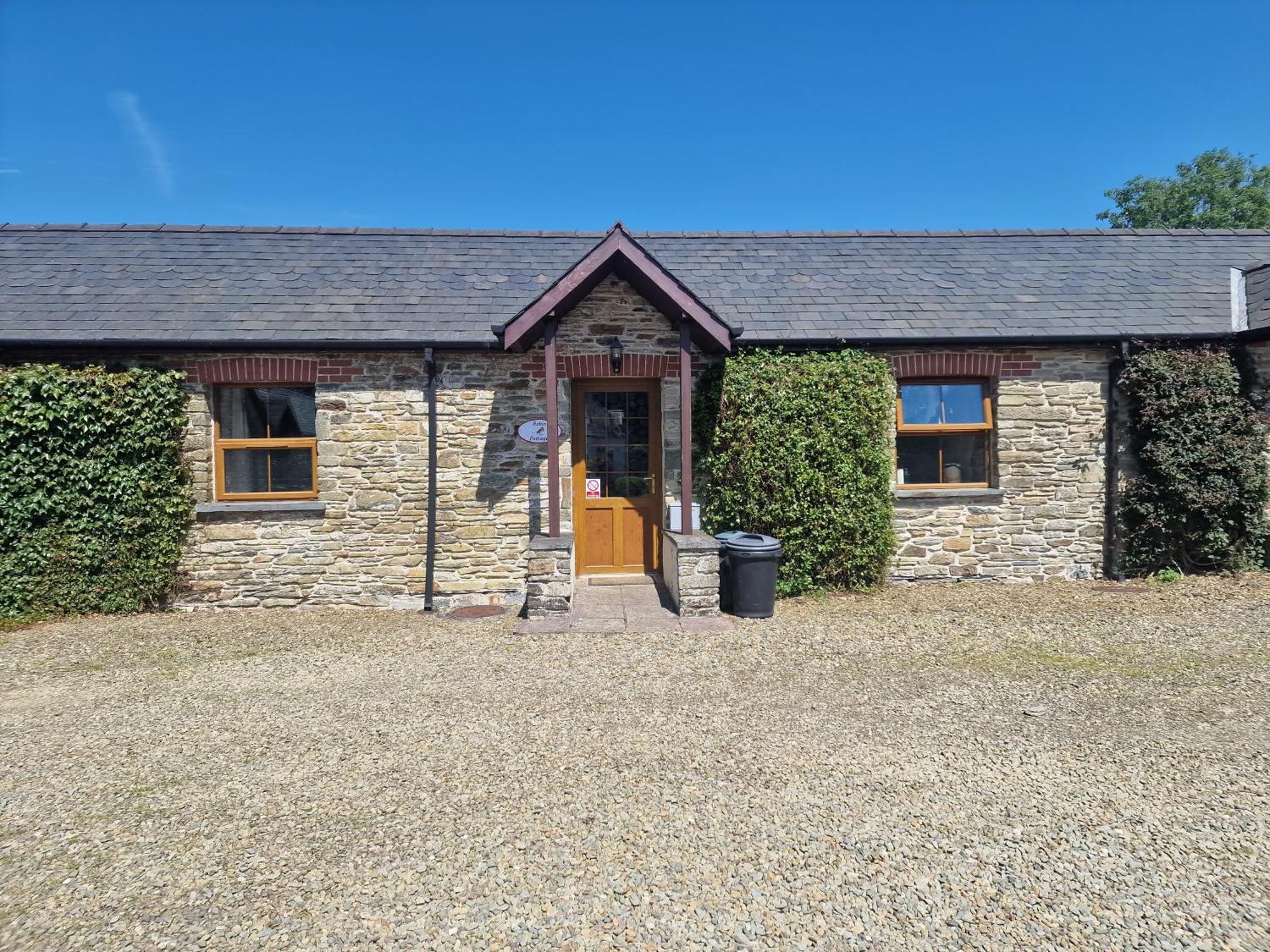 Robin Sleeps 2 Dog Friendly 40 Acres Of Grounds And Woodlands Fishing Swimming Pool Apartment